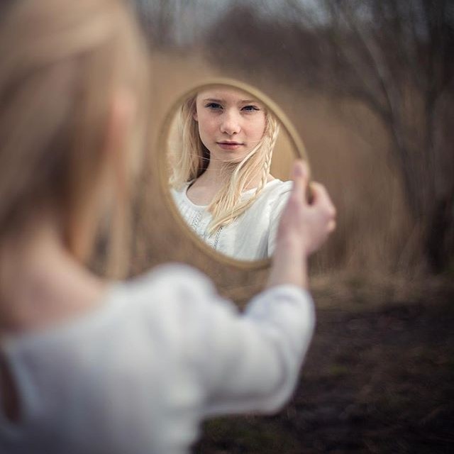 Kislány a tükörben_négyzetes